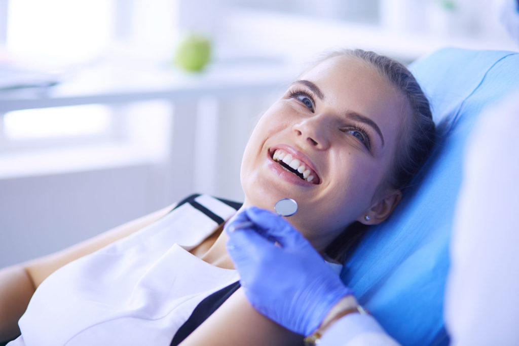 Patiente sourit lors d'une consultation de dentisterie esthétique
